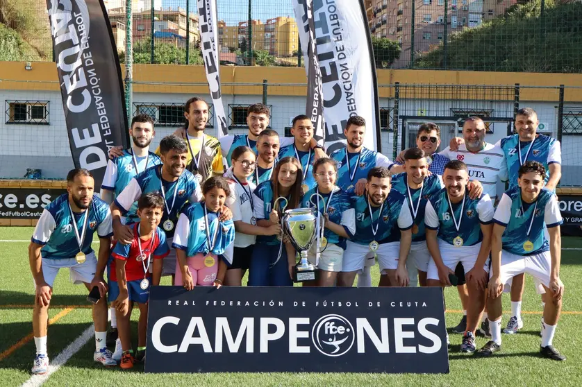 Los integrantes del Sporting, tras recibir el trofeo de campeones de la Regional