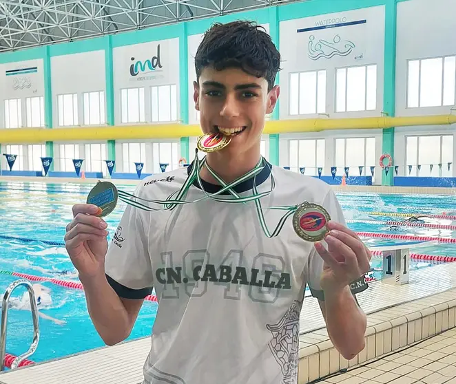 Alejandro López posa con las tres medallas de oro conseguidas en Cádiz
