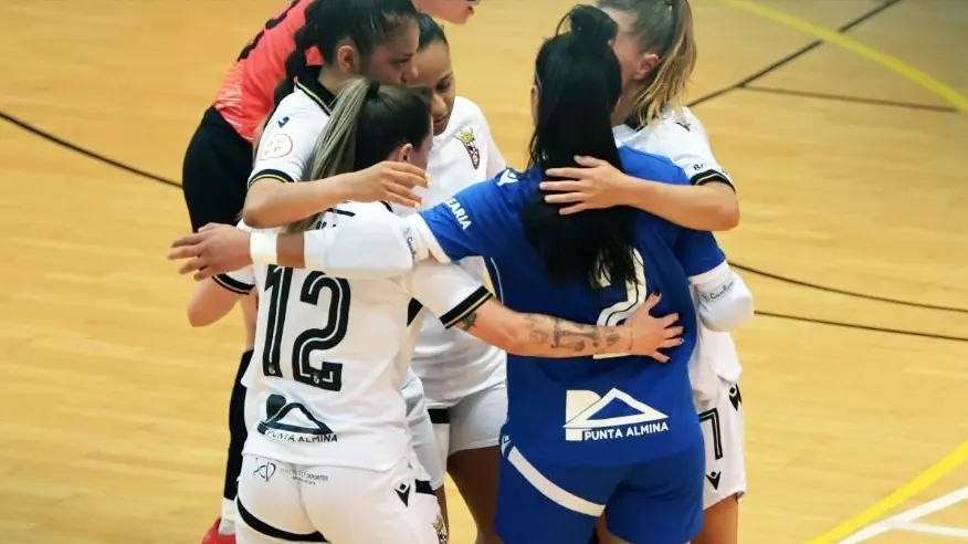 Las jugadoras del Ceuta celebran uno de sus goles contra el L'Hospitalet