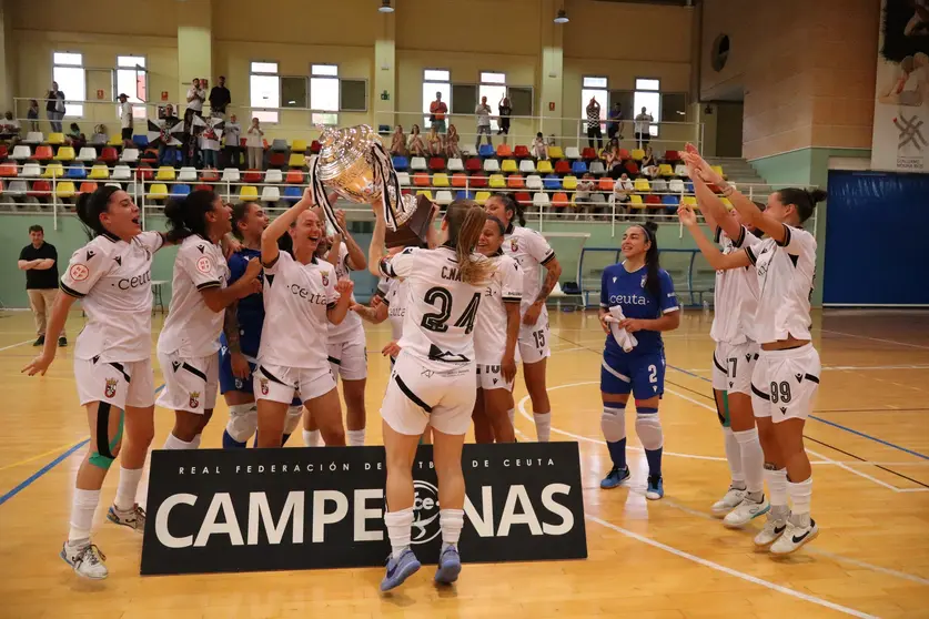 Las jugadoras de la AD Ceuta Femenino levantan la copa de campeonas
