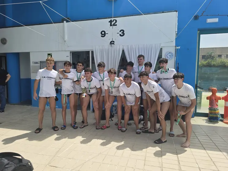 Los componentes del Caballa cadete posan con el trofeo y las medallas de campeones