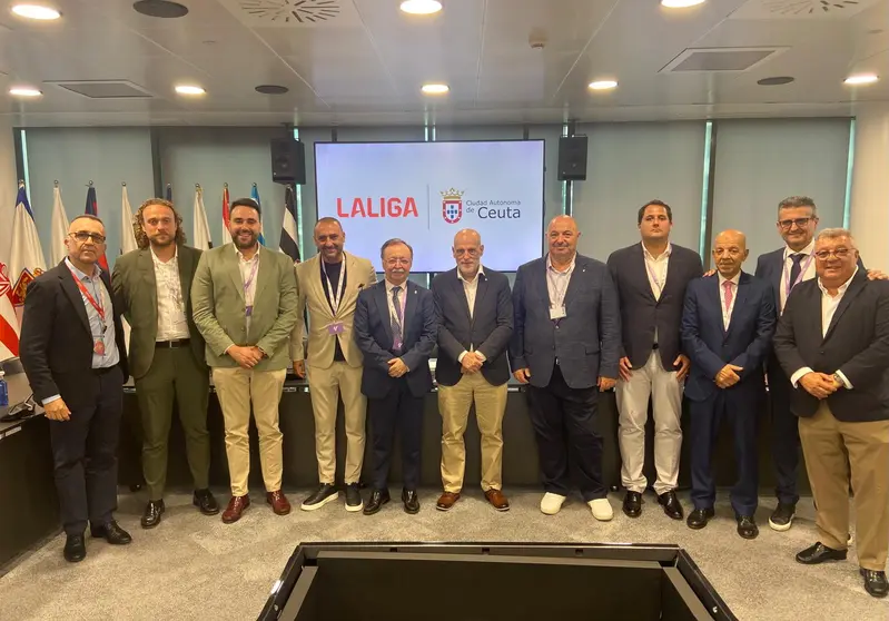 Javier Tebas, junto a los presidentes de Ceuta y de la AD Ceuta, en una reuni&oacute;n en LaLiga