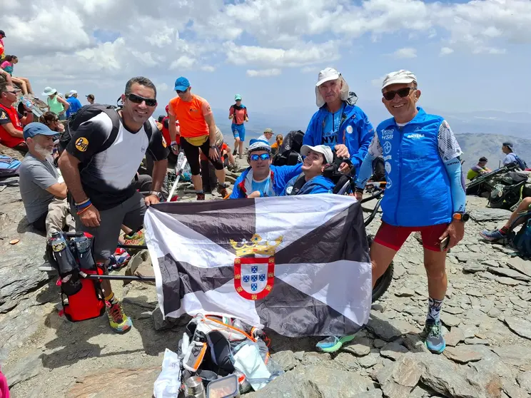 Agustín de Souza y sus impulsores posan con la bandera de Ceuta en la cima del Mulhacén
