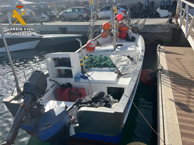 embarcación patera pescador