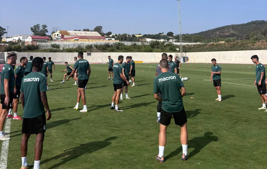 Jugadores de la AD Ceuta, durante el entrenamiento de este domingo en la pista de atletismo