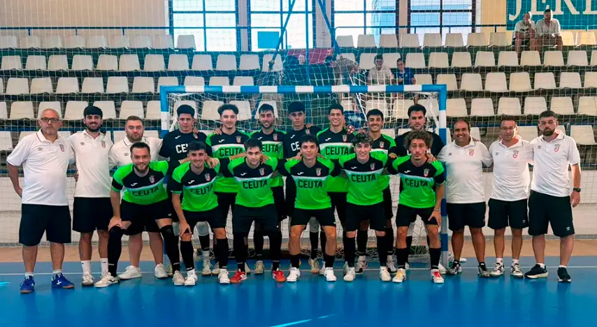 Jugadores y cuerpo técnico de la UA Ceutí, este viernes en Jerez