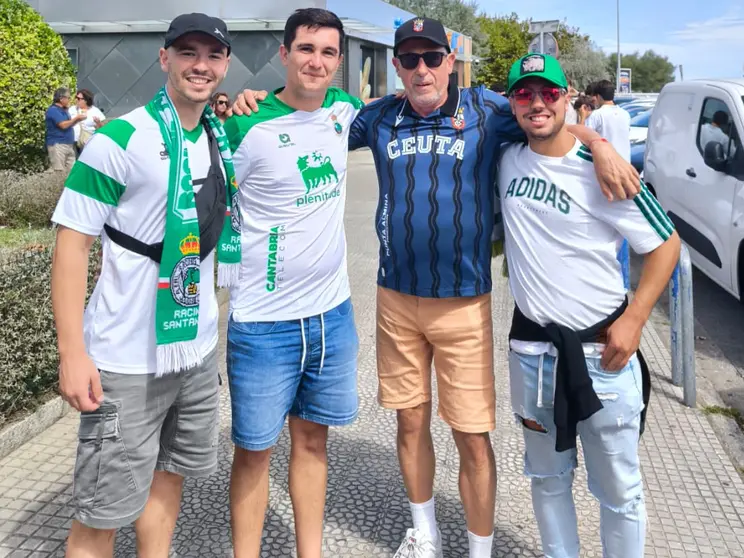 Un aficionado del Ceuta, junto a seguidores del Racing, este sábado en Santander