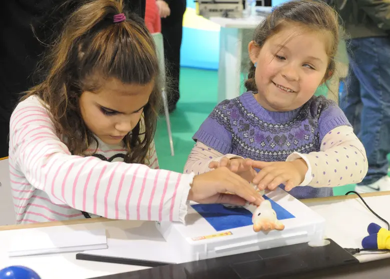 Dos alumnas en el aula
