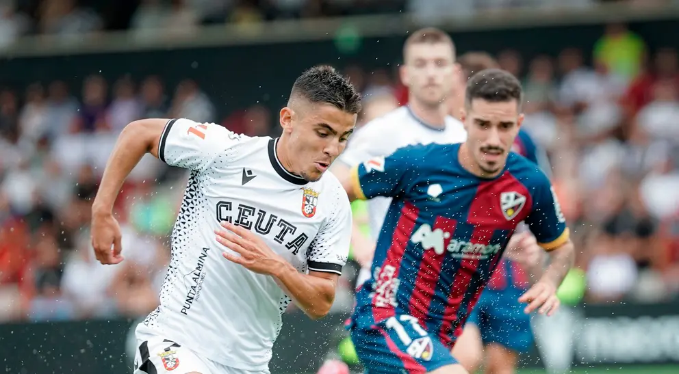 Aisar avanza perseguido por el visitante Julio Alonso