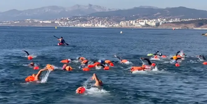 Una imagen de la salida de la prueba desde la playa de Fuente Caballos