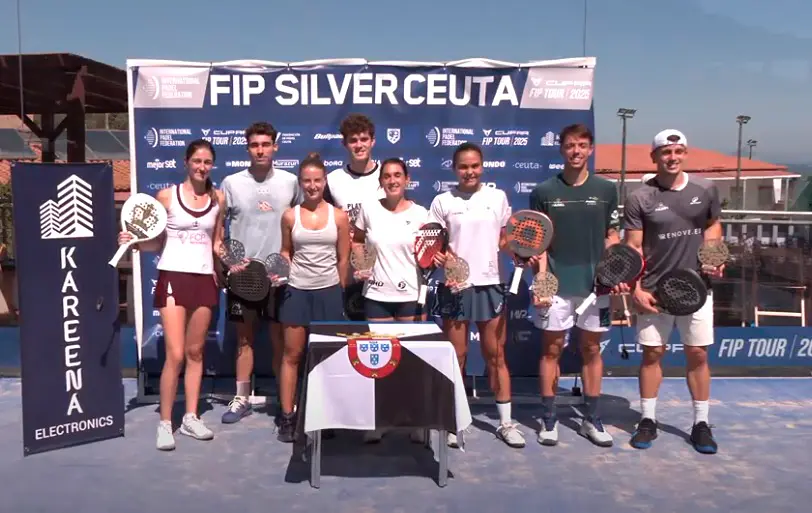 Los finalistas masculinos y femeninos posan en la entrega de trofeos
