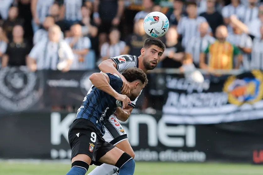 Marcos Fernández disputa el balón con el local Sienra