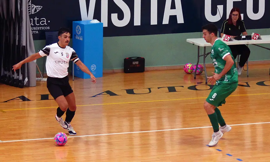 Nacho Torres conduce el balón ante el visitante Merino