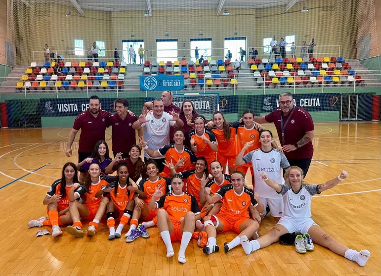 Las integrantes del Camoens celebran su primer triunfo de la temporada