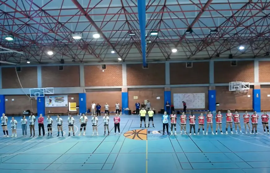 Los dos equipos, antes de medirse en el pabellón 'Antonio Campoamor'