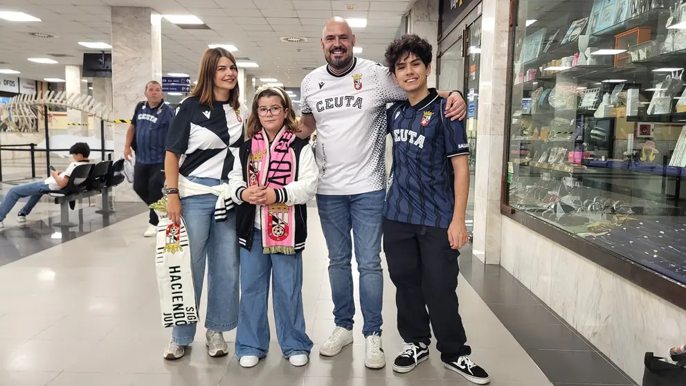 Aficionados ceutíes, este domingo antes de embarcar para apoyar a su equipo en Cádiz