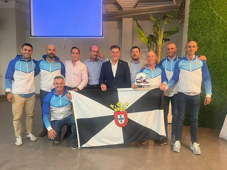 Los integrantes del CD San Urbano, en Molina de Segura, tras recibir su trofeo de campeones