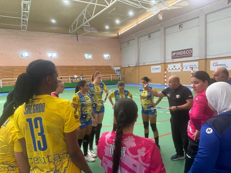 Larbi Hamed, dando instrucciones a sus jugadoras, este sábado en Córdoba