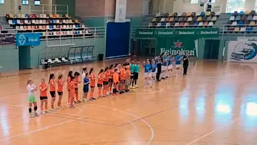 Los dos equipos saludan al público del 'Guillermo Molina' antes del partido