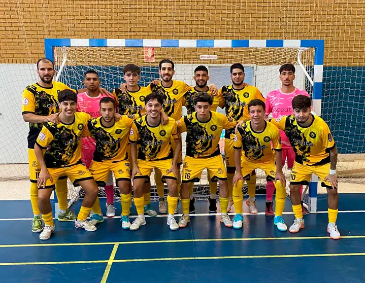 Los jugadores del Imperio Los Rosales, antes de empezar su partido en el pabellón Tito de Pichón