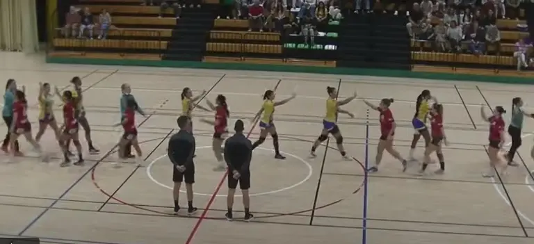 Las jugadoras de ambos equipos se saludan antes de empezar el partido