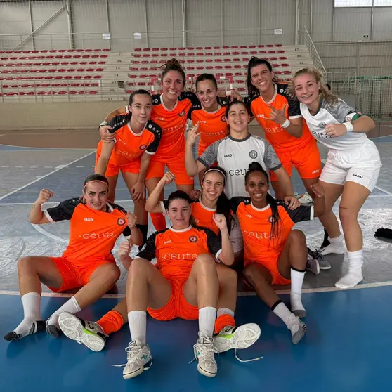 Las jugadoras del Camoens celebran su victoria en la pista del Almagro