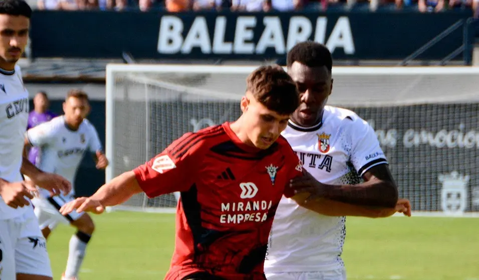 Koné, que se ha retirado lesionado, disputa un balón con Bauza