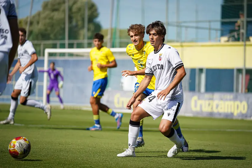 Un momento del partido disputado este domingo en la Ciudad Deportiva 'Bahía de Cádiz'