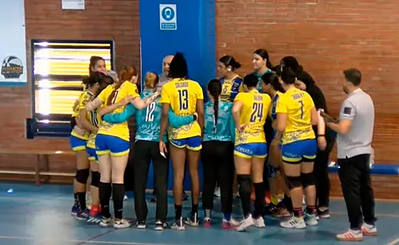 Las jugadoras del Estudiantes, antes de empezar el partido contra el UCAM BM Murcia