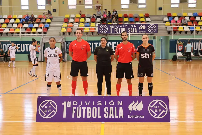 Las capitanas de Ceuta y Roldán, junto al equipo arbitral, antes de empezar el partido