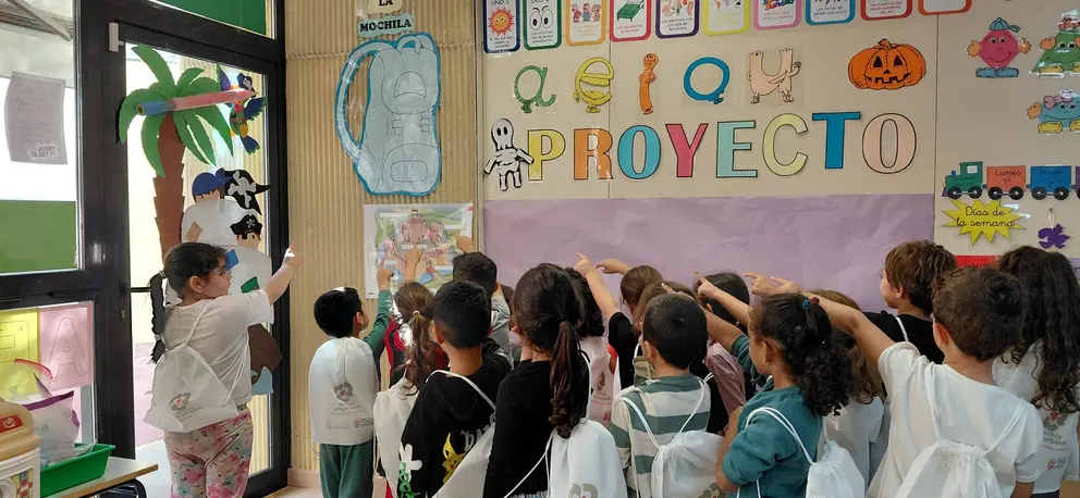 La Fundación del Ceuta ha repartido mochilas en distintos centros escolares de la ciudad