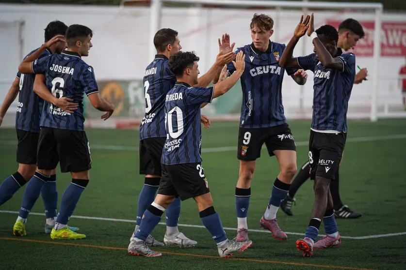 Los jugadores del Ceuta B celebran el gol de Adri Rueda que suponía el empate a uno en Utrera
