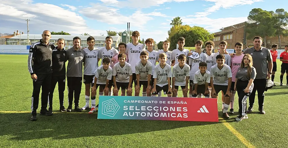 Los componentes de la selección de Ceuta Sub-14, antes de enfrentarse a los extremeños