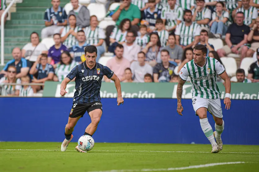 Matos avanza con el balón perseguido por el cordobesista Carlos Isaac
