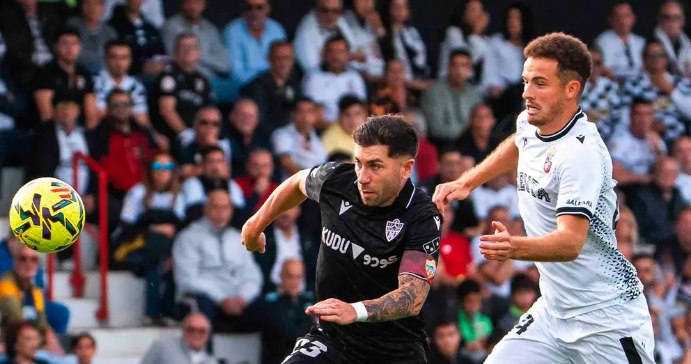 Embarba y Yago Cantero disputan un balón