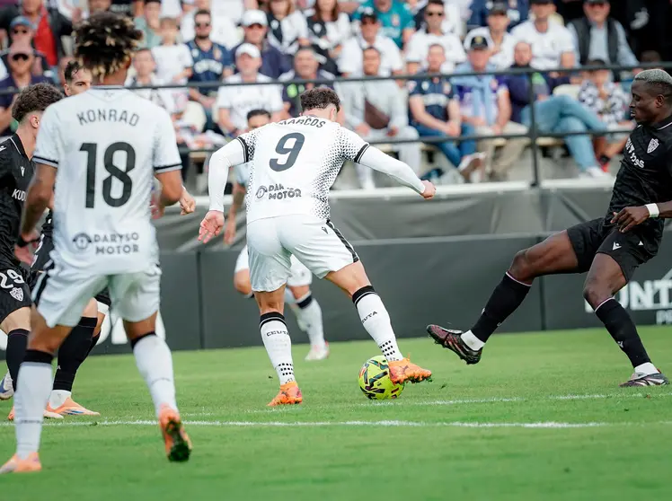 Marcos Fernández controla el balón presionado por el visitante Lopy