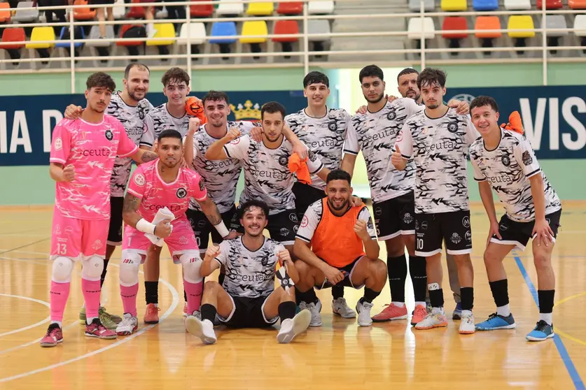 Los jugadores del Imperio Los Rosales celebran el punto conseguido