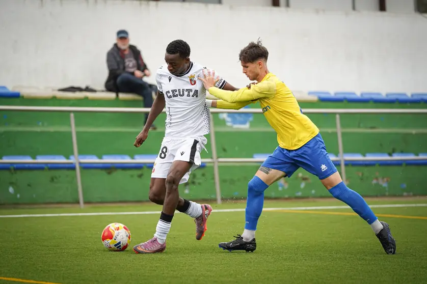 Okoro, presionado por un jugador del Conil