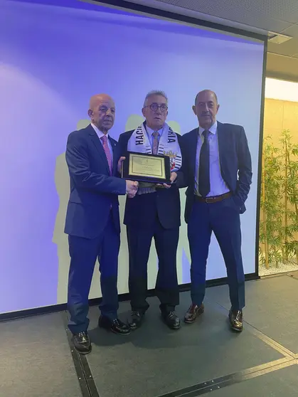 Los directivos del Ceuta Mohamed Chaib y Enrique Jiménez, junto al presidente de la Casa de Ceuta en Barcelona