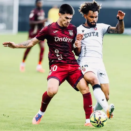 Konrad disputa un balón con el jugador del Leganés Cruz
