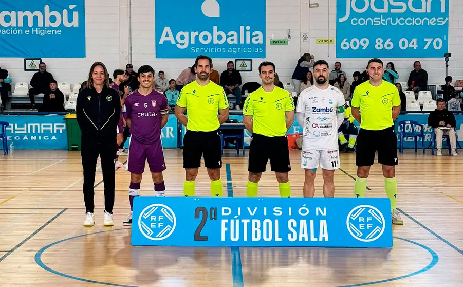 Los capitanes de Ceutí y Zambú Pinatar posan con el equipo arbitral