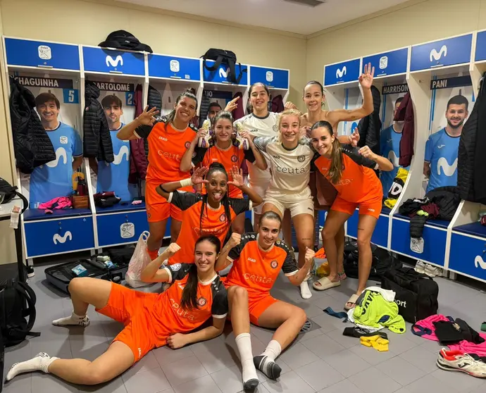 Las jugadoras del Camoens celebran su victoria en el vestuario del pabellón 'Jorge Garbajosa'