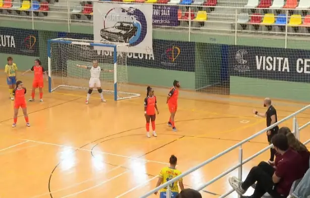 Un momento del partido de este domingo entre Camoens y Salesianos