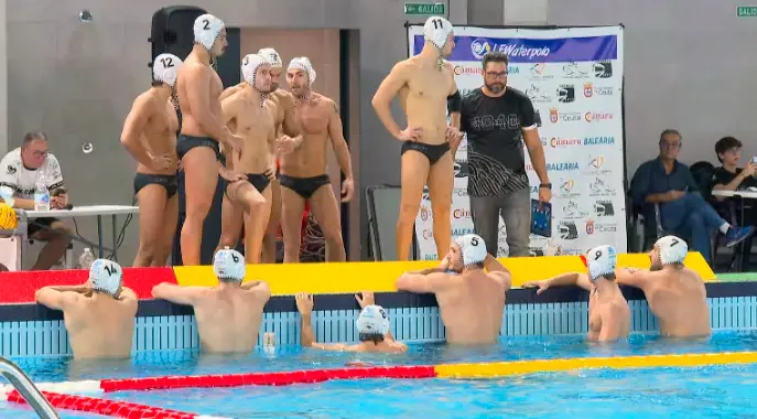 Peter Kubicsko y sus jugadores, durante el partido frente al Barceloneta