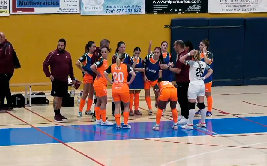 Las jugadoras del Camoens, durante un tiempo muerto, este sábado en Martos