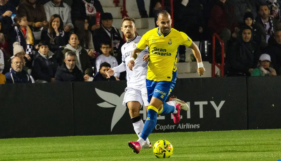 Diego Gonz&aacute;lez persigue al jugador de Las Palmas Jes&eacute;