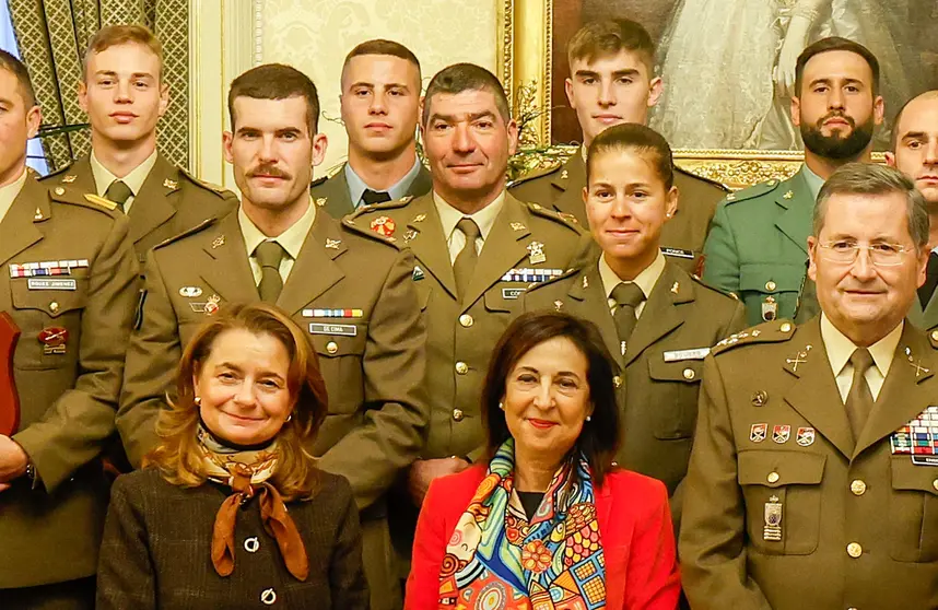 Romero, detr&aacute;s de la ministra de Defensa, con chaqueta roja.