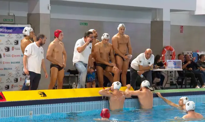 Peter Kubicsko da instrucciones a sus jugadores durante el partido ante el Catalunya