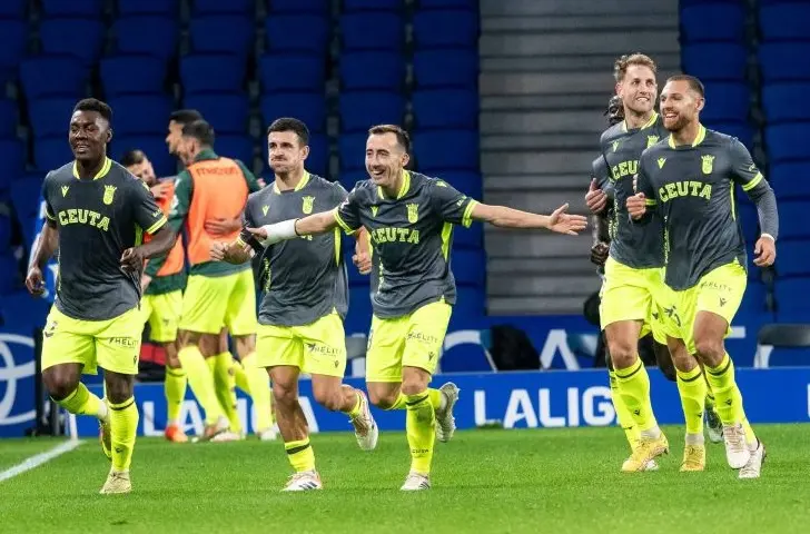 Rub&eacute;n D&iacute;ez y sus compa&ntilde;eros celebran el 1-3, anotado por el ma&ntilde;o de penalti