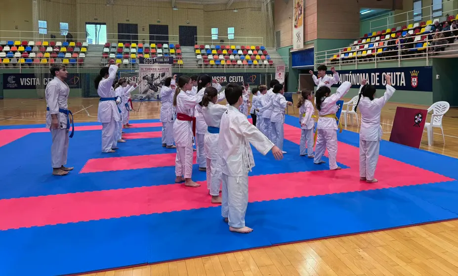 Karatecas sobre el tatami, este domingo en el 'Guillermo Molina'